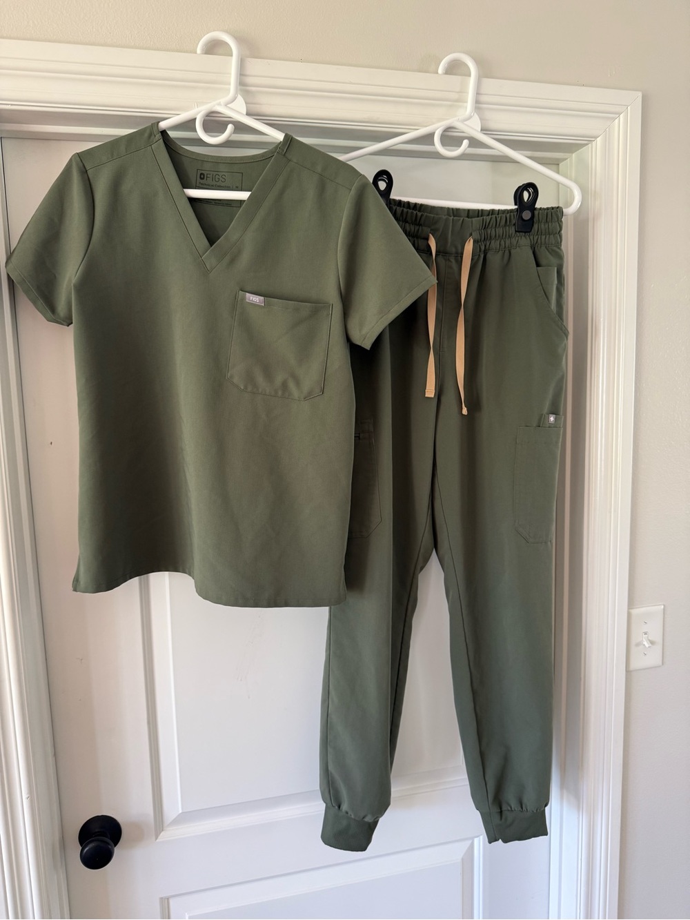 Figs Moss Women's V-Neck Scrub Top & Jogger Pants